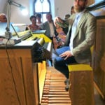 Adam Viktora představuje po koncertě zdejší nástroj návštěvníkům koncertu.
