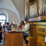 Adam Viktora představuje po koncertě zdejší nástroj návštěvníkům koncertu.