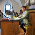 Adam Viktora představuje po koncertě zdejší nástroj návštěvníkům koncertu.