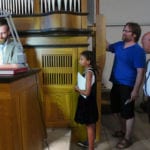 Adam Viktora představuje po koncertě zdejší nástroj návštěvníkům koncertu.