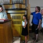 Adam Viktora představuje po koncertě zdejší nástroj návštěvníkům koncertu.