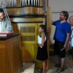 Adam Viktora představuje po koncertě zdejší nástroj návštěvníkům koncertu.