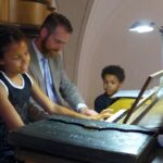 Adam Viktora představuje po koncertě zdejší nástroj návštěvníkům koncertu.