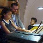 Adam Viktora představuje po koncertě zdejší nástroj návštěvníkům koncertu.